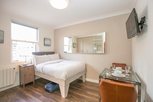 een slaapkamer met een bed, een bureau en een spiegel bij St Stephen's Green District-1 in Dublin