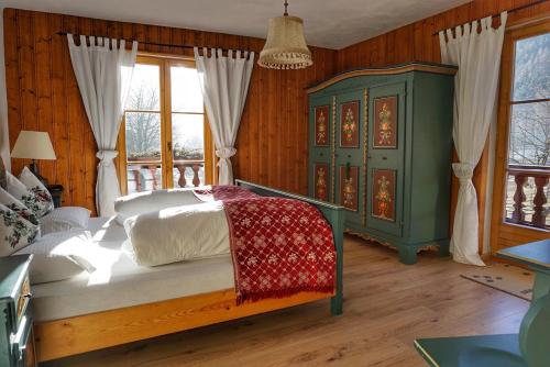 Säng eller sängar i ett rum på Hotel Schlosswirt