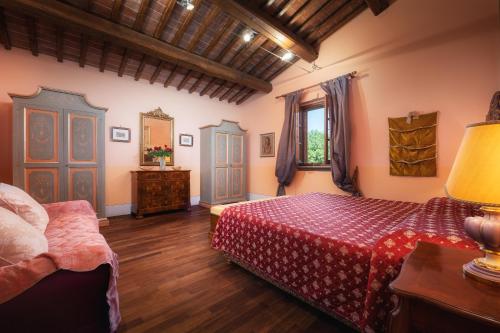 sypialnia z łóżkiem, komodą i oknem w obiekcie CASALE DEI GIRASOLI 14, Emma Villas w mieście Cortona