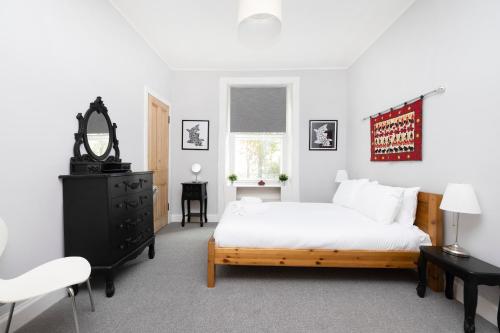 Säng eller sängar i ett rum på ALTIDO Charming 1-bed ap near Leith Links w/ patio