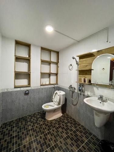 a bathroom with a toilet and a sink at Lan home- Jeep Tour, Motobike tour, rental motobike, private car Cao Bang in Cao Bằng