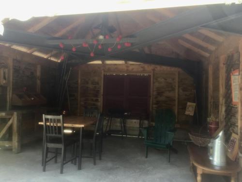 une chambre avec une table et des chaises dans une cabine dans l'établissement La Roulotte au Paradis, à Arc-et-Senans