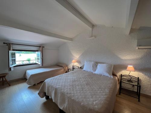 une chambre avec deux lits et une fenêtre dans l'établissement Résidence Marie Diane - Duplex Coté Mer E, à Propriano