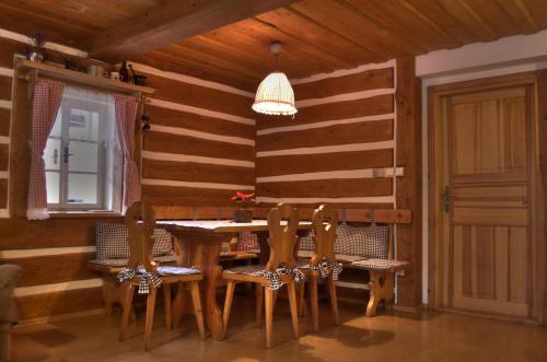 ein Esszimmer mit einem Holztisch und Stühlen in der Unterkunft Chalupa Jana in Nová Paka