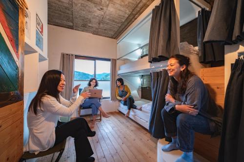 TV a/nebo společenská místnost v ubytování Ichi The Hostel