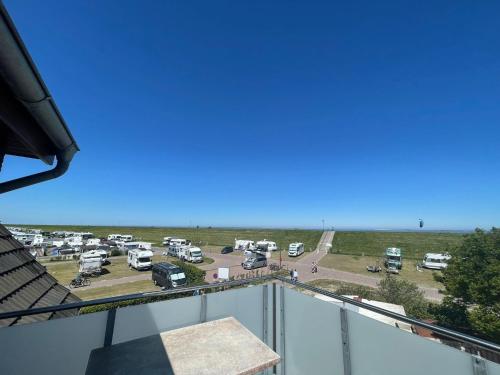 a view of a parking lot with cars parked at Meerzeit Strandhotel in Neuharlingersiel