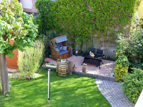 een uitzicht over de tuin met stoelen en een tafel bij Ferienwohnungen Prihoda in Wilsdruff