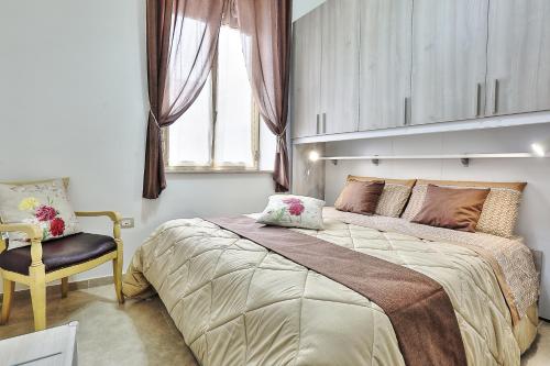 a bedroom with a large bed and a chair at Casa Francesca in Avola