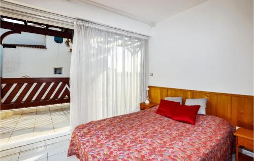 Posteľ alebo postele v izbe v ubytovaní Gorgeous Apartment In Saint-cyprien With Kitchen