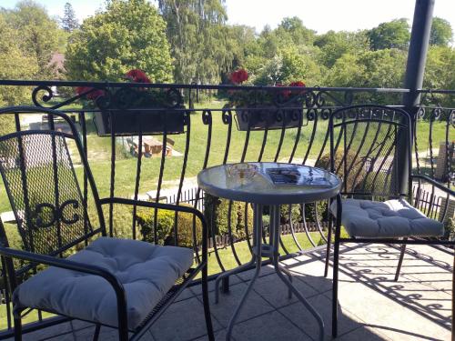 a patio with chairs and a table on a balcony at Agrogajówka in Gniewino