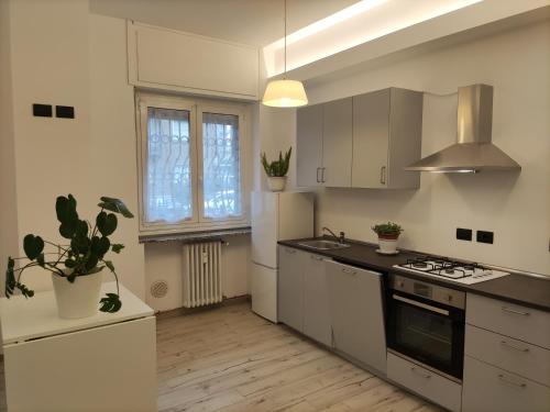 Dapur atau dapur kecil di Melaverde flat Milano