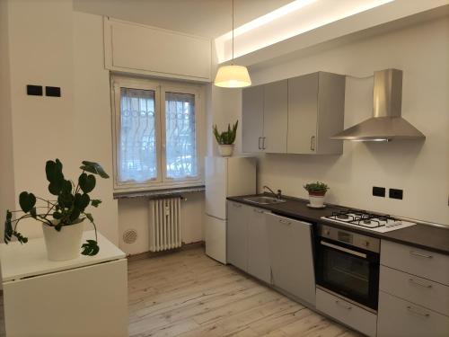 Η κουζίνα ή μικρή κουζίνα στο Melaverde flat Milano
