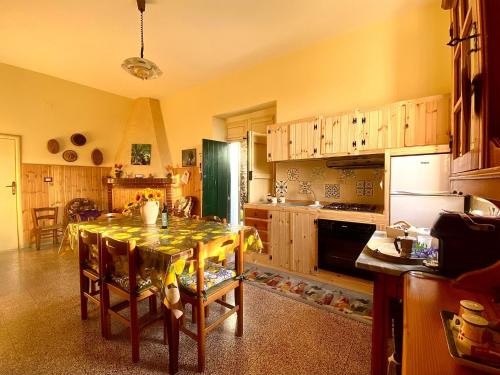 A kitchen or kitchenette at La Bouganville B&B