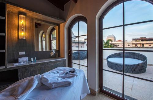 1 dormitorio con vistas a la bañera desde el balcón en Hotel La Compania, In The Unbound Collection By Hyatt en Panamá