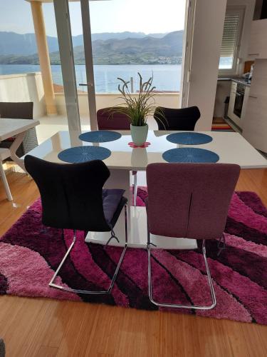 Sunny Deluxe Apartment with 2 AC and seaview