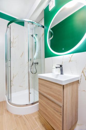 a bathroom with a shower and a sink at Ośrodek Wypoczynkowy CHAMPION in Władysławowo