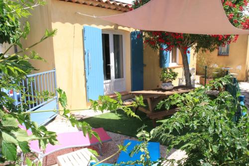 - un petit jardin avec une table et un parasol dans l'établissement 33 Avenue Joseph Roumanille, à Six-Fours-les-Plages