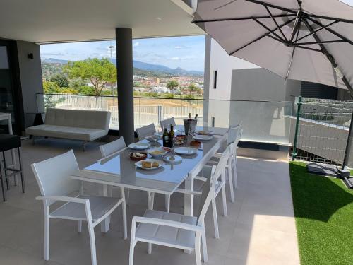 CASA CASU NEW STUNNING 3 BED RAISED GROUND FLOOR APARTMENT & HUGE BALCONY WITH SEA POOL & MOUNTAIN VIEW INDOOR & OUTDOOR SWIMMING POOLS & GYM WALKING DISTANCE TO BEACH PORT Estepona TRAVELLER AWARD 2023