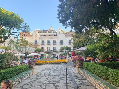 CASA CASU NEW STUNNING 3 BED RAISED GROUND FLOOR APARTMENT & HUGE BALCONY WITH SEA POOL & MOUNTAIN VIEW INDOOR & OUTDOOR SWIMMING POOLS & GYM WALKING DISTANCE TO BEACH PORT Estepona TRAVELLER AWARD 2023