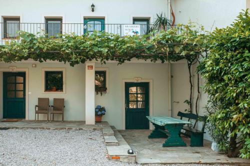 Κήπος έξω από το Mulberry house