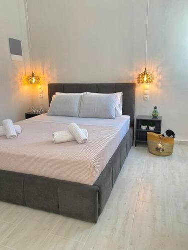 una camera da letto con un grande letto con due asciugamani di Elia Room & Garden II (new entry) a Kontokali