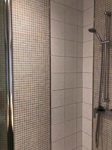 une salle de bain avec une douche avec une porte vitrée dans l'établissement charmante maison de pêcheur typique, à Trouville-sur-Mer