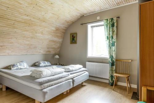 ユングビューにあるLarge holiday home at Bolmstad Sateri by Lake Bolmenのベッドルーム1室(ベッド2台、窓付)