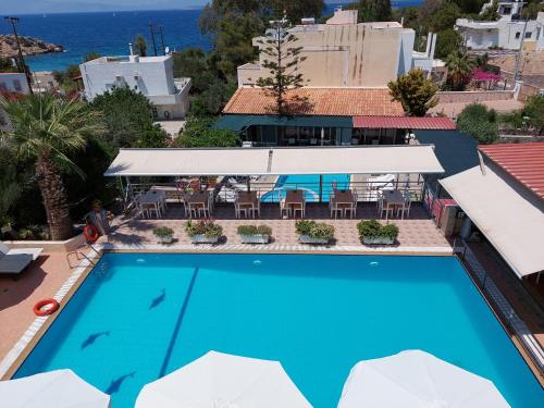 uma vista para a piscina no hotel villa margaritas em Ela Mesa em Souvala
