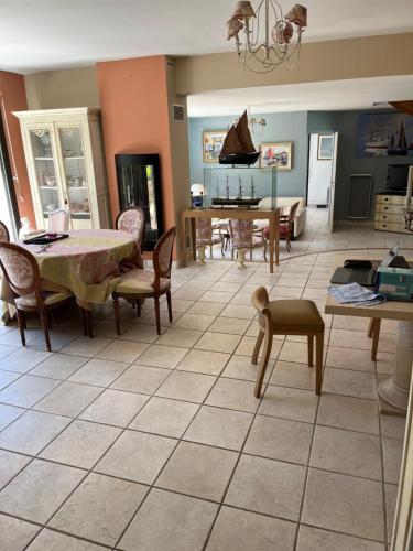 un salon avec une table et des chaises dans l'établissement Magnifique demeure avec vue sur Rivière du Bono, à Pluneret
