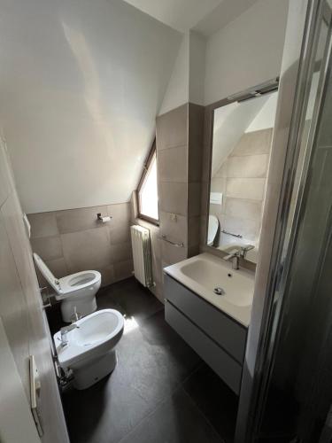 y baño con lavabo, aseo y espejo. en Appartamento Marilyn Monroe 2, en San Benedetto del Tronto