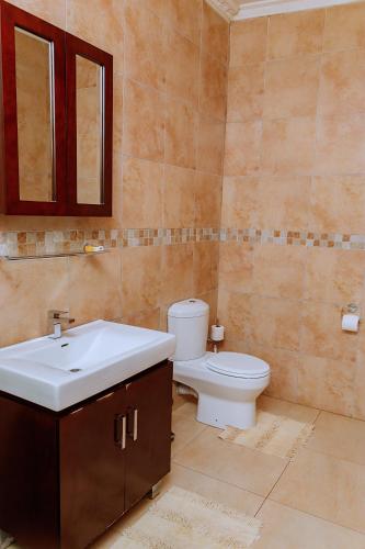 KitweにあるShamba Lodgeの洗面台とトイレ付きのバスルーム
