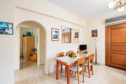 uma cozinha e sala de jantar com mesa e cadeiras em Rosa 's house em Palekastron