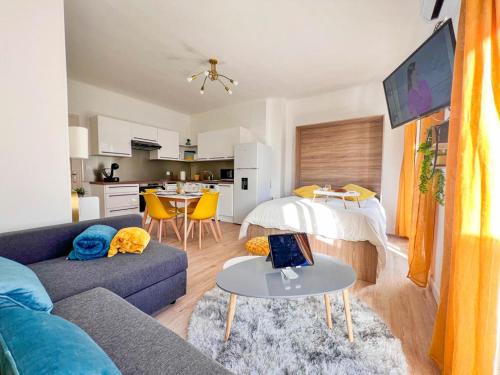 un salon avec un canapé et une table dans l'établissement Appartement vue mer Parking privé Place Med, à Canet