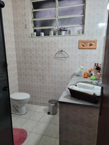 a bathroom with a sink and a toilet at Casa aconchegante em Vila Valqueire in Rio de Janeiro
