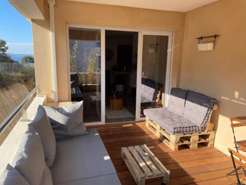 a living room with a couch and a table at Charmant T2 proche de la plage et au calme in Ajaccio