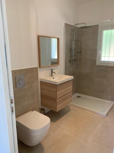 een badkamer met een toilet, een wastafel en een douche bij Le Rossignol 3, Aiguebelle plage, Le Lavandou in Le Lavandou