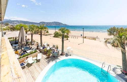 uma vista para a praia e uma piscina num resort em Hotel Maritim em Roses