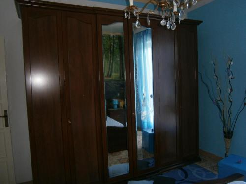 モーディカにあるRomantica Claraの鏡付きの木造キャビネット