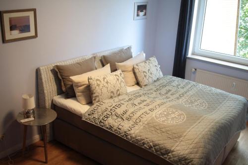 Llit o llits en una habitació de fewo1846 - EastSide - komfortables Apartment im 2 OG mit Balkon und TG-Stellplatz