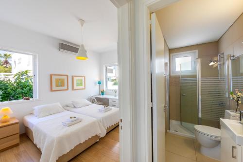 Ένα μπάνιο στο Protaras Beachfront Villa Alia