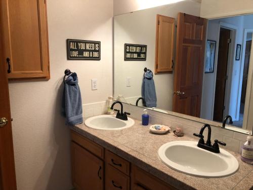 uma casa de banho com 2 lavatórios e um espelho grande em 1 or 2 bedrooms with bath in our shared home at Indian Peaks Golf Course em Lafayette
