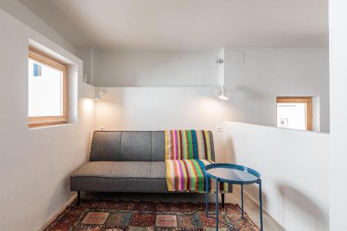 a living room with a couch and a table at La Casa Baja in Sagunto