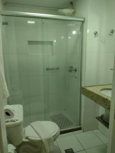 A bathroom at Farol Barra Flat 202