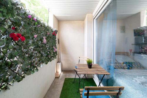 un petit patio avec une table et une plante dans l'établissement La Terrasse St Michel - Parking -Métro - Bus, à Toulouse