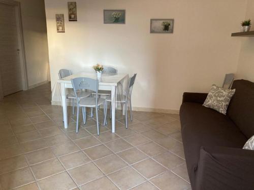 Un comedor con una mesa y sillas blancas. en Centrale in Tropea, en Tropea