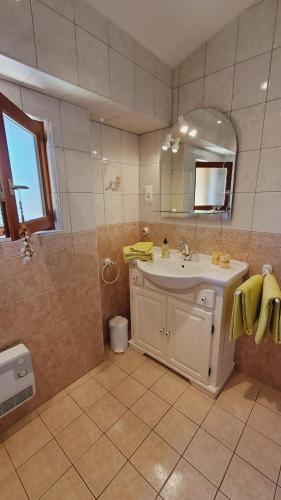 une salle de bain avec un lavabo et un miroir dans l'établissement Domaine de la Dame Blanche, à Siorac-en-Périgord