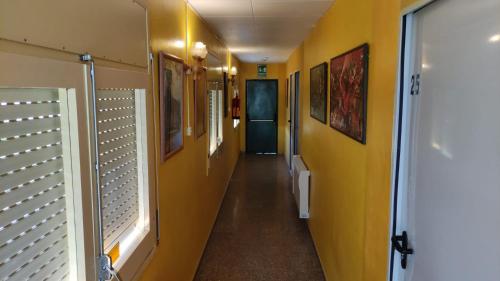 un corridoio in un ospedale con pareti gialle di Alberg Restaurant Bellavista a Santa Pau