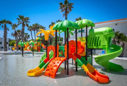 - une aire de jeux avec quelques toboggans colorés dans l'établissement Holiday Family Village, à Porto SantʼElpidio