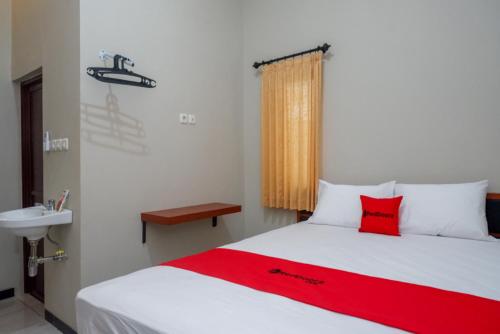 Postel nebo postele na pokoji v ubytování RedDoorz near Kampus UMP Purwokerto 2
