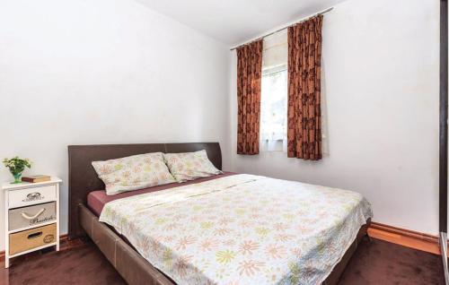 una piccola camera con letto e finestra di Apartment Sofia a Crikvenica